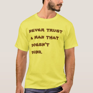 決して飲まない人を信頼しないで下さい。 Tシャツ