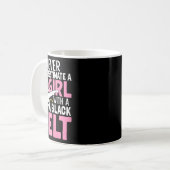 決して黒いベルトの女の子を過小評価しないおもしろい コーヒーマグカップ (正面左)