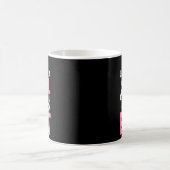 決して黒いベルトの女の子を過小評価しないおもしろい コーヒーマグカップ (中央)