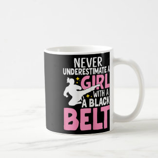 決して黒いベルトの女の子を過小評価しないおもしろい コーヒーマグカップ