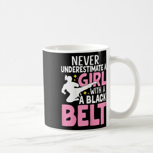 決して黒いベルトの女の子を過小評価しないおもしろい コーヒーマグカップ (右)