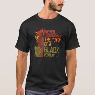 決して黒人の女性の力を過小評価しない Tシャツ