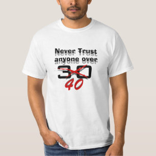 決して40にだれでも信頼しないで下さい Tシャツ