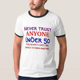 決して50以下だれでも信頼しないで下さい Tシャツ