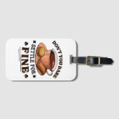 決して「普通」で満足するな ラゲッジタグ (正面横)