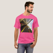 汽車はアメリカのどこかの駅に着く Tシャツ (正面フル)