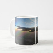 沈みゆく太陽マグカップに対する飛行機の翼 コーヒーマグカップ (正面左)