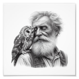 沈黙の知恵:フクロウに抱かれる年配の男性の壁掛けアート フォトプリント