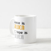 沈黙は金Ductapeです銀です コーヒーマグカップ (正面左)