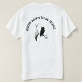 沈黙を知るフクロウ グラフィックTシャツ Tシャツ (デザイン裏面)