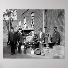 没収された酒を調べる警察、1922年。ヴィンテージ写真 ポスター