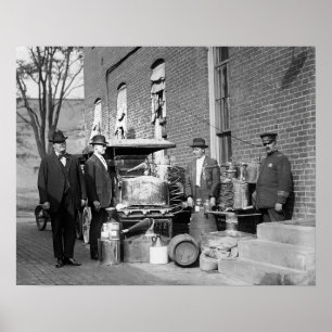 没収された酒を調べる警察、1922年。ヴィンテージ写真 ポスター