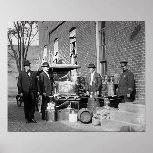 没収された酒を調べる警察、1922年。ヴィンテージ写真 ポスター (正面)