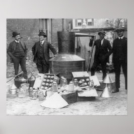 没収された酒を調べる警察、1922年。ヴィンテージ写真 ポスター