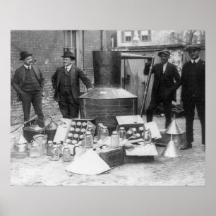 没収された酒を調べる警察、1922年。ヴィンテージ写真 ポスター