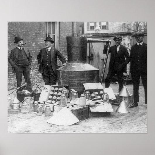 没収された酒を調べる警察、1922年。ヴィンテージ写真 ポスター (正面)