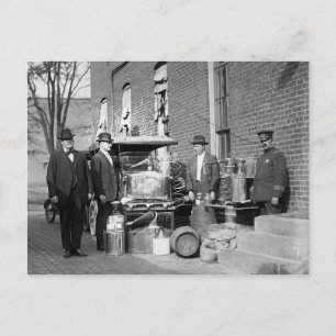 没収した密造酒製造装置とポーズをとる警察官 1922年 ポストカード