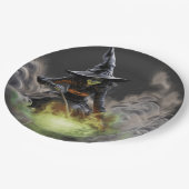 沸騰した釜をかき混ぜる邪悪なハロウィーンの魔女 ペーパープレート (アングル)