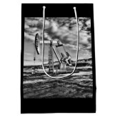 油ポンプ装置（パンプジャック）の白黒 ミディアムペーパーバッグ (裏面)