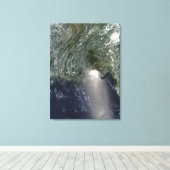 油流出の衛星表示 キャンバスプリント (インサイチュ (ウッドフロア))