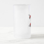 油田の屑によって曇らされるビールのジョッキ、スカルのデザイン フロストグラスビールジョッキ (中央)