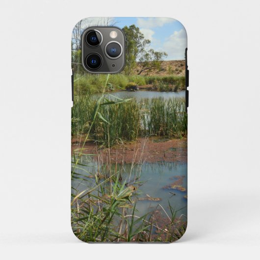 沼の上の葦に乗った緑のカエルは Case-Mate iPhoneケース (裏面)