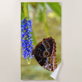 沼の蘭の青いモルフォの蝶 ビーチタオル (正面)