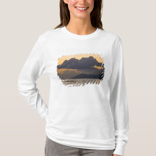 沿岸で練習するアウトリガーカヌーチーム Tシャツ (正面)