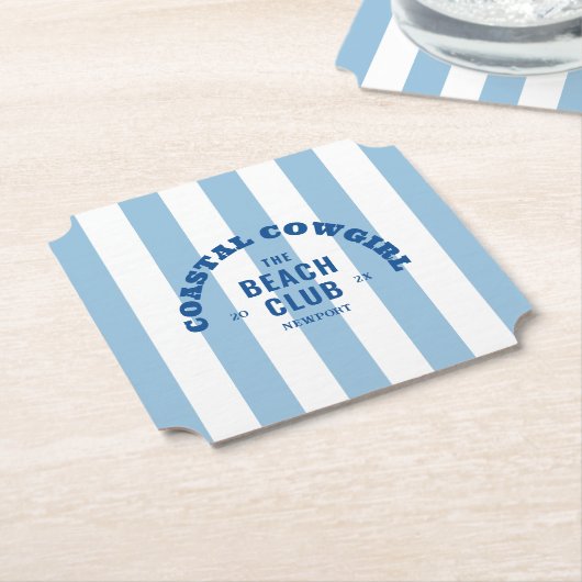 沿岸のカウガール ビーチクラブ ブルー カバナ ストライプ ペーパーコースター (アングル)