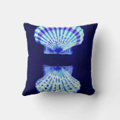 沿岸のシックなビーチの素朴航海のな青い貝殻 クッション (裏面)
