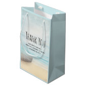 沿岸のビーチシーンと魚釣りボート事業 スモールペーパーバッグ (裏面アングル)