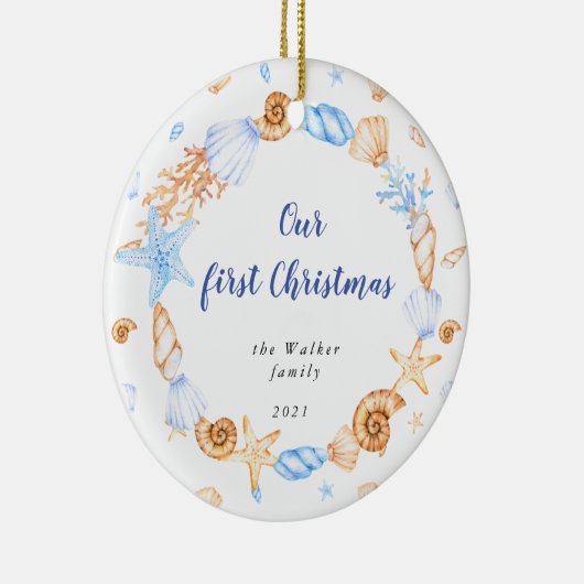 沿岸の海のシェル私たちの初めてのクリスマス写真 セラミックオーナメント (右)
