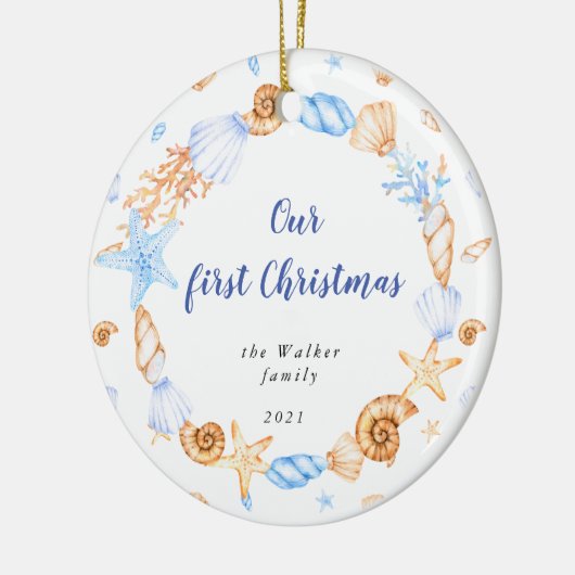 沿岸の海のシェル私たちの初めてのクリスマス写真 セラミックオーナメント (左)