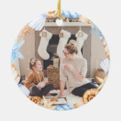 沿岸の海のシェル私たちの初めてのクリスマス写真 セラミックオーナメント (裏面)
