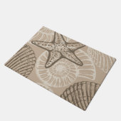 沿岸の海洋生物ヒトデとベージュの貝殻 ドアマット (アングル)