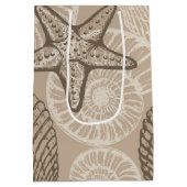 沿岸の海洋生物ヒトデとベージュの貝殻 ミディアムペーパーバッグ (裏面)