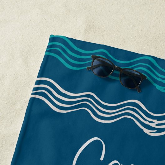 沿岸の漫画クジラ海ブルーと波のビーチT ビーチタオル (インサイチュ)