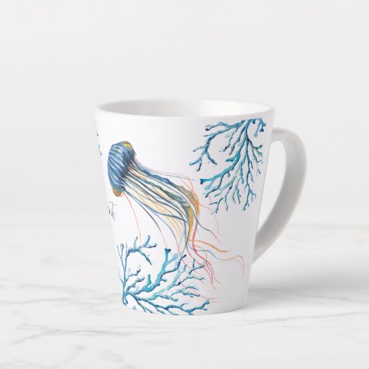 沿岸の青いクラゲと海のサンゴの水色 カフェラテマグ (右アングル)