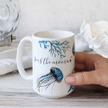 沿岸の青いクラゲと海のサンゴの水色 コーヒーマグカップ<br><div class="desc">コーラルと言葉の私のオリジナルの手のクラゲで設計された私の賢いラテマグで絵を描、あなたの家に沿岸のスタイルを追加しますシーズ手文字の瞬間タイポグラフィ。海の日または好きなように単語をパーソナライズ。水の色のアートワークVictoria Rigaliデザイン。25ドル以下の完璧なクリスマスプレゼント。その他のデザインについては、www.zazzle.com/dotellabelleのVG招待状を参照</div>