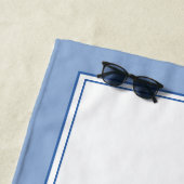 沿岸の青と白のカニのモノグラム ビーチタオル (インサイチュ)