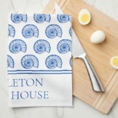 沿岸の青と白の貝殻パーソナライズされた キッチンタオル (四つ折り)