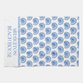 沿岸の青と白の貝殻パーソナライズされた キッチンタオル (横)