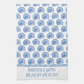 沿岸の青と白の貝殻パーソナライズされた キッチンタオル (縦)