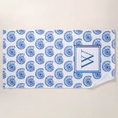 沿岸の青と白の貝殻モノグラム ビーチタオル (正面)