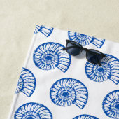 沿岸の青と白の貝殻モノグラム ビーチタオル (インサイチュ)