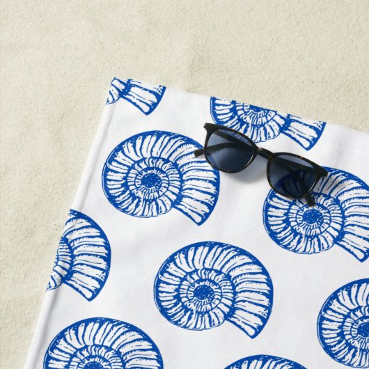 沿岸の青と白の貝殻モノグラム ビーチタオル (インサイチュ)