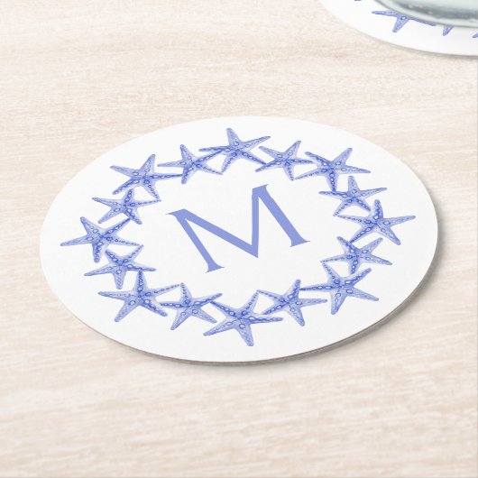 沿岸の青と白ヒトデリースモノグラム ラウンドペーパーコースター (アングル)