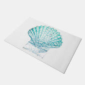 沿岸シックなティール（緑がかった色）ブルー・ウォーター・カラーのマーメイド・シーシェル ドアマット (アングル)