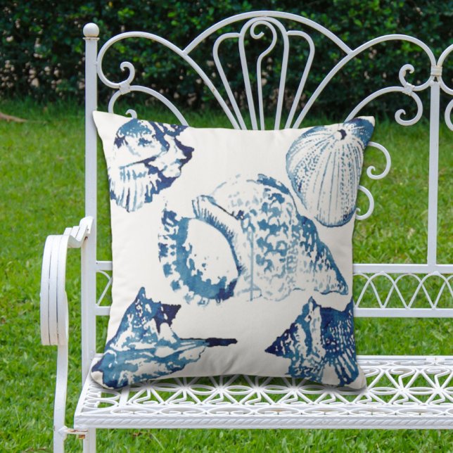 沿岸シックな藍色海水色シーシェル アウトドアクッション (coastal chic indigo blue ocean watercolor seashell outdoor pillow)