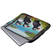 沿岸トリオ：油のビーチで3つのパフィン ラップトップスリーブ (正面下部)